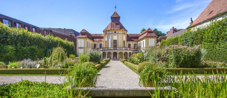 Blick vom Arzneipflanzengarten aus auf das barocke Gebäude des Deutschen Medizinhistorischen Museums in Ingolstadt