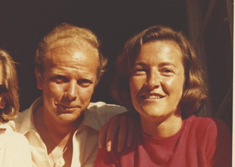 Der private Schnappschuss zeigt Margrith Wessely neben ihrem Mann Dr. Ernst O. Wessely und einer Freundin